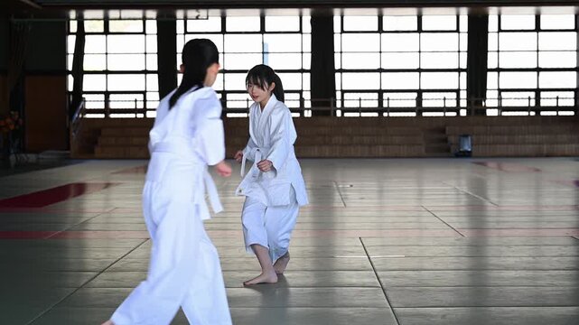 空手教室で組手の練習をする小学生の女の子二人　真剣な眼差しの武道少女