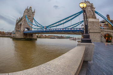 Obraz premium LONDON, ENGLAND: Fish Eye view architecture from Tower Bridge and London over river Thames.