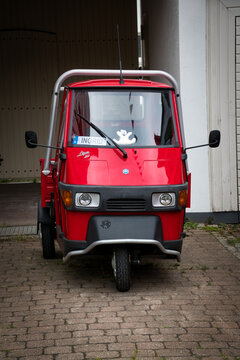 Ein roter Kleintransporter der Marke Piaggio, Modell Ape 50 in Frontansicht