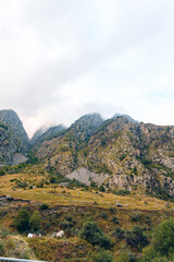Obraz premium Rocky landscape with hills and clouds in the distance during sunset