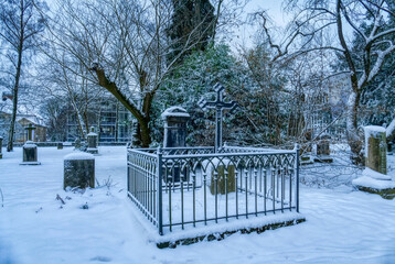 Verschneiter historischer Friedhof in D&uuml;sseldorf im Winter