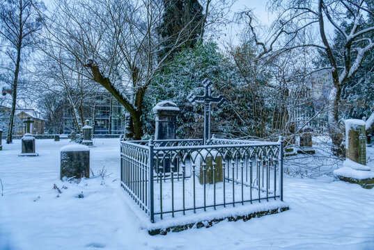 Verschneiter historischer Friedhof in D&uuml;sseldorf im Winter