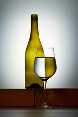 Stillleben: Flasche und Glas