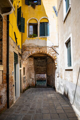 Fototapeta premium View of the narrow streets and alleys of Venice (Italy)