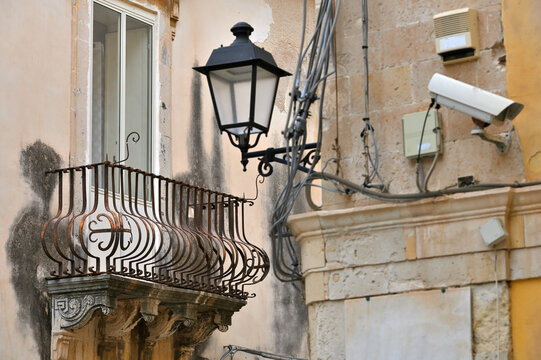 Architecture details - balcony and street lamp