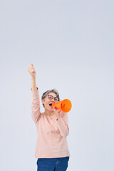 応援するシニア女性