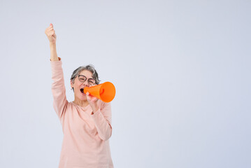 応援するシニア女性