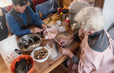 料理準備する孫娘
