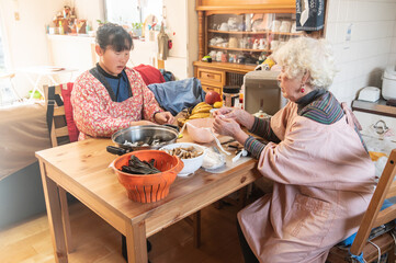 料理準備する孫娘