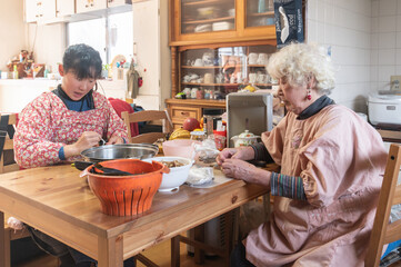 料理準備する孫娘