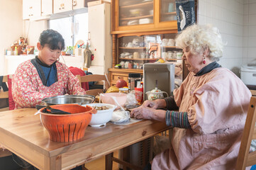 料理準備する孫娘