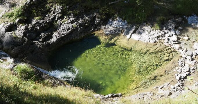 Pfanngraben Untersp&uuml;lter Wasserfall mit zauberhaften Gumpen, frischem, reinem Wasser in der Valepp s&uuml;d&shy;lich des Spitzing&shy;sees 