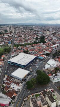 Vista a&eacute;rea do bairro Alto do Ipiranga em Mogi das Cruzes, evidenciando pr&eacute;dios, ruas e a infraestrutura urbana no contexto do Alto Tiet&ecirc;.