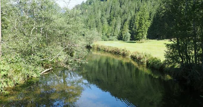 Landschaften der Bayerischen Voralpen. Die Rote Valepp  s&uuml;dlich des Spitzingsees flie&szlig;t friedlich, zwischen Wei&szlig;e Valepp und Forsthaus Valepp
