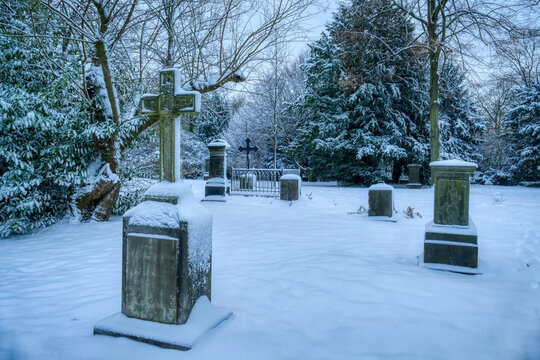 Verschneiter historischer Friedhof in D&uuml;sseldorf Golzheim im Winter