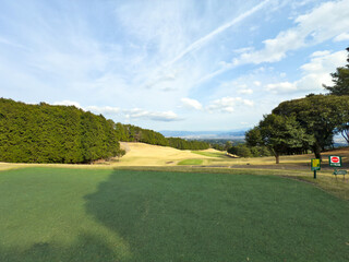青空と芝生が美しい広大なゴルフ場のコース