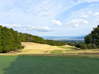 青空と芝生が美しい広大なゴルフ場のコース