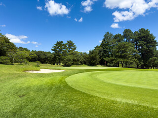 青空と芝生が美しい広大なゴルフ場のコース