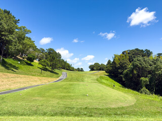 青空と芝生が美しい広大なゴルフ場のコース