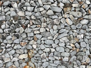 自然石が敷き詰められた石垣の写真