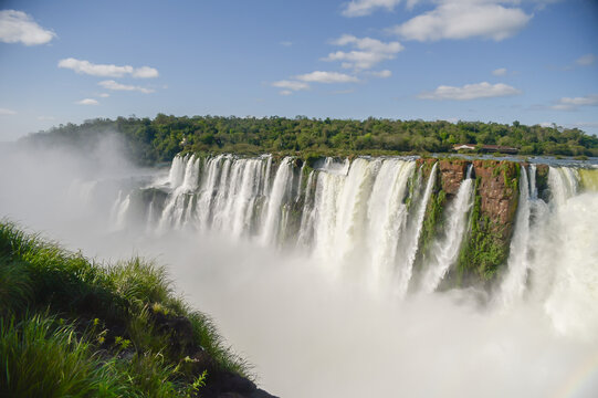 Vista imponente de las Cataratas del Iguaz&uacute;, rodeadas de selva tropical, en la frontera entre Argentina y Brasil. Maravilla natural declarada Patrimonio Mundial por la UNESCO y destacado destino tur&iacute;s