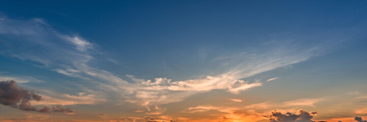 Obraz premium Panorama background of sky with cloud on sunset time