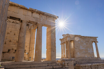 Świątynia Ateny Nike - Niewielka świątynia w typie attycko-jońskiego tetrastylosu poświęcona Atenie Nike 