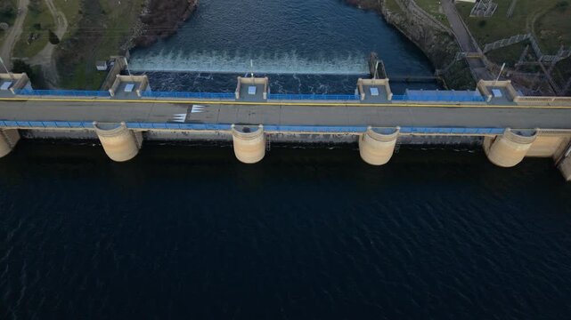 Aliviadero de hormig&oacute;n del embalse de Santa Teresa liberando agua para generar energ&iacute;a hidroel&eacute;ctrica y prevenir inundaciones mientras gestiona el nivel del r&iacute;o en Espa&ntilde;a.