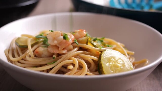 Mettere spolverata di prezzemolo sulla pasta 
