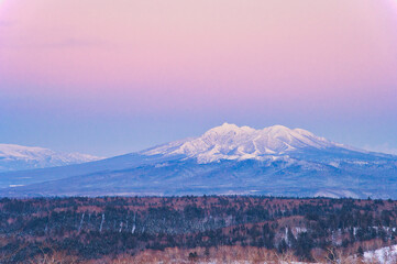 Mt. Shari at dusk with Belt of Venus, beautiful pink sky in winter. 夕暮れのビーナスの帯が彩る冬の斜里岳 パステルカラーの空 © Northbound.Light