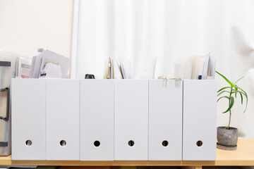 室内の棚の上に並んだ白いファイルボックス ファイリング 収納用品 かたづけのイメージ © viola