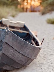 Braunes Boot am Strand 