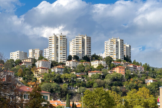Hochh&auml;user auf H&uuml;gel &uuml;ber Rijeka mit Wohnviertel und Wolkenhimmel, Rijeka, Primorje-Gorski Kotar, Kroatien