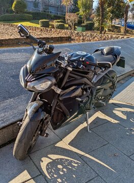 Vista lateral de moto Triumph Street Triple estacionada en Madrid, Espa&ntilde;a, 20 de enero de 2026