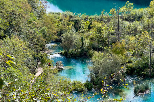 Aussicht auf t&uuml;rkisfarbene Kaskaden mit Holzsteg, Plitvicer Seen, Lika-Senj, Kroatien