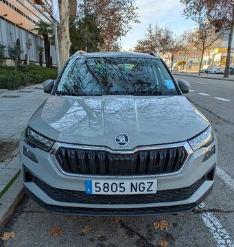 Vista frontal de un autom&oacute;vil Skoda Karog aparcado en una calle de Madrid, Espa&ntilde;a, 20 de enero de 2026
