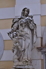 Schneebedeckte Statue vor Stift Geras, &Ouml;sterreich