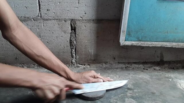 video of sharpening knives the traditional way