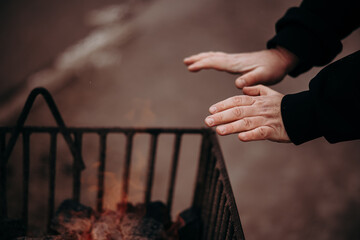 Ogrzewanie się przy koksowniku