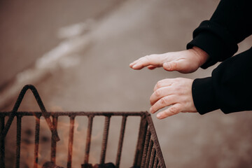 Ogrzewanie się przy koksowniku