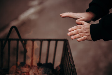 Ogrzewanie się przy koksowniku