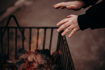 Ogrzewanie się przy koksowniku