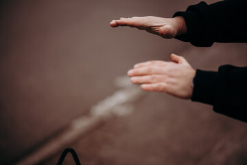 Ogrzewanie się przy koksowniku