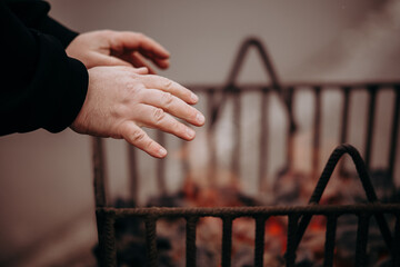 Ogrzewanie się przy koksowniku