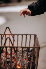 Ludzie ogrzewają się przy koksowniku