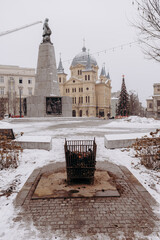 Koksownik podczas mroźnej zimy w centrum miasta