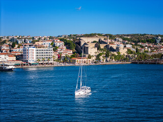 Obraz premium Cesme Turkey: Town Views with the Historic Castle