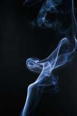 Obraz premium Abstract smoke with elegant curves rising against a dark backdrop. The wisps of smoke create a mesmerizing and ethereal effect