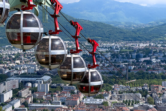 Mehrere kugelf&ouml;rmige Seilbahnkabinen mit Blick &uuml;ber Grenoble und Alpenvorland, Grenoble, Auvergne-Rh&ocirc;ne-Alpes, Frankreich