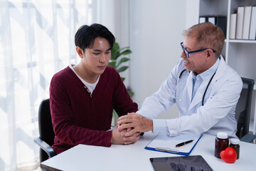 Obraz premium Doctor offering support and empathy to a concerned young patient during a medical consultation, emphasizing care and understanding in a healthcare setting
